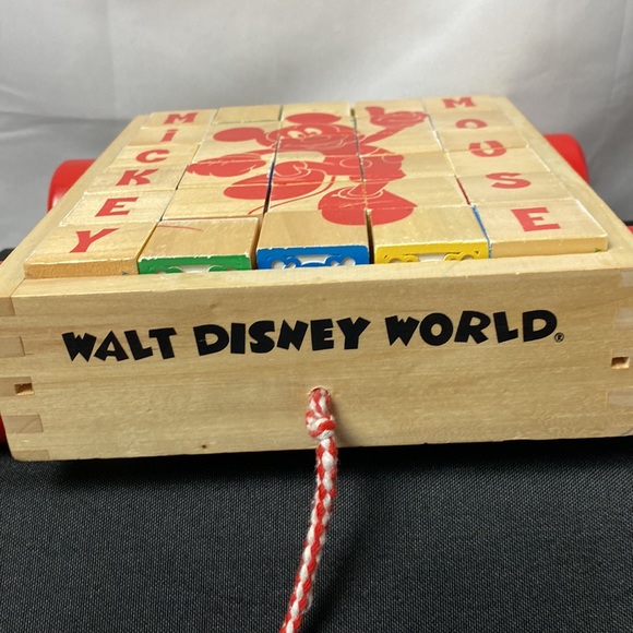 MELISSA & DOUG DISNEYLAND RESORT MICKEY 30 PIECE BLOCK SET IN PULL CART - Picture 4 of 9